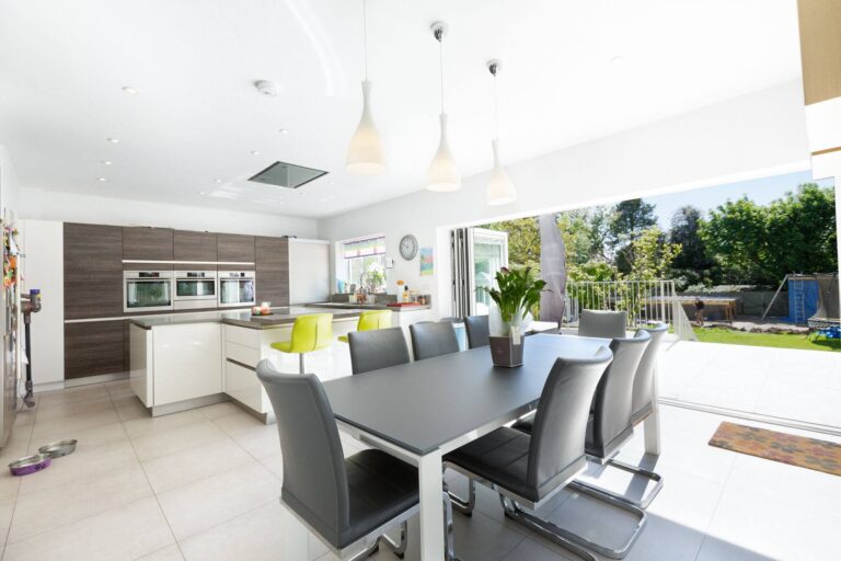 Modern Spacious House image 6