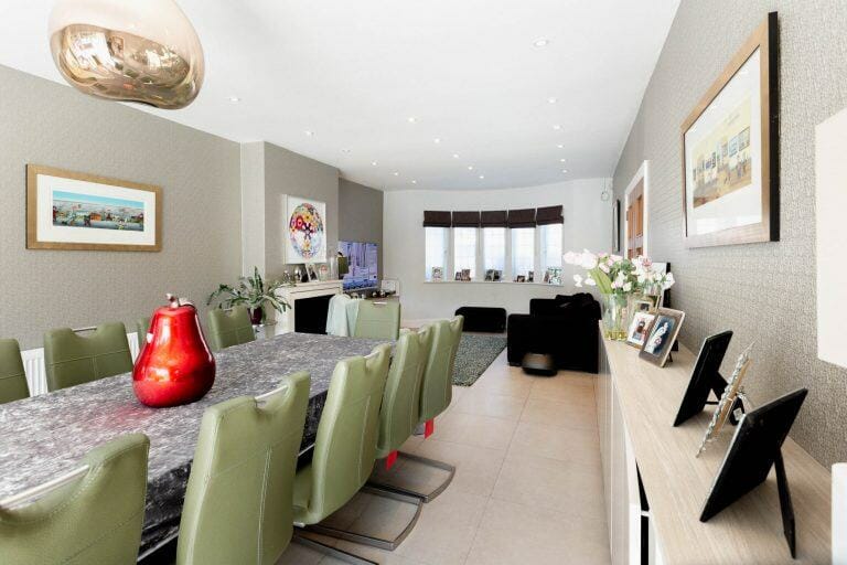Modern Spacious House image 14