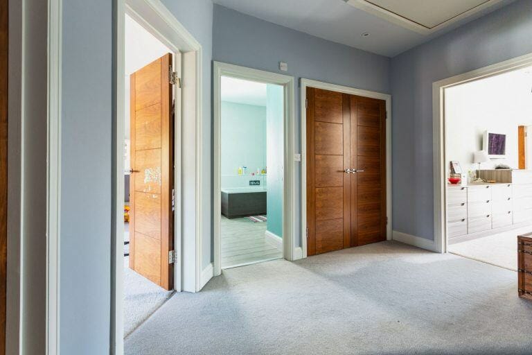 Modern Spacious House image 16