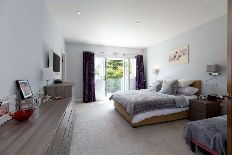 Modern Spacious House image 20