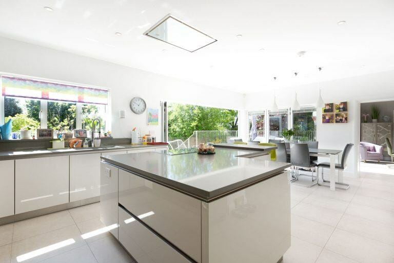 Modern Spacious House image 9