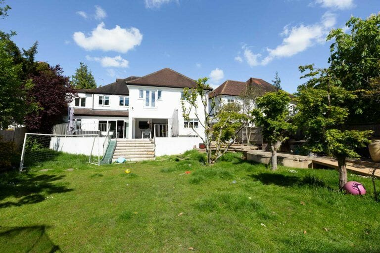 Modern Spacious House image 25