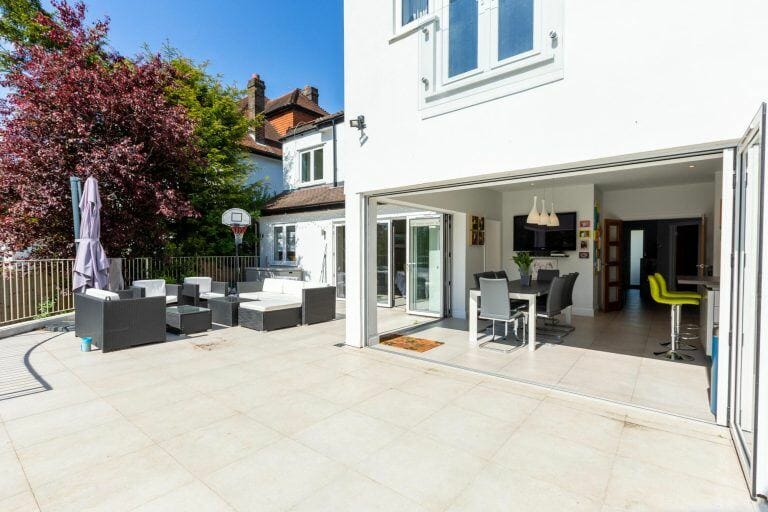 Modern Spacious House image 11