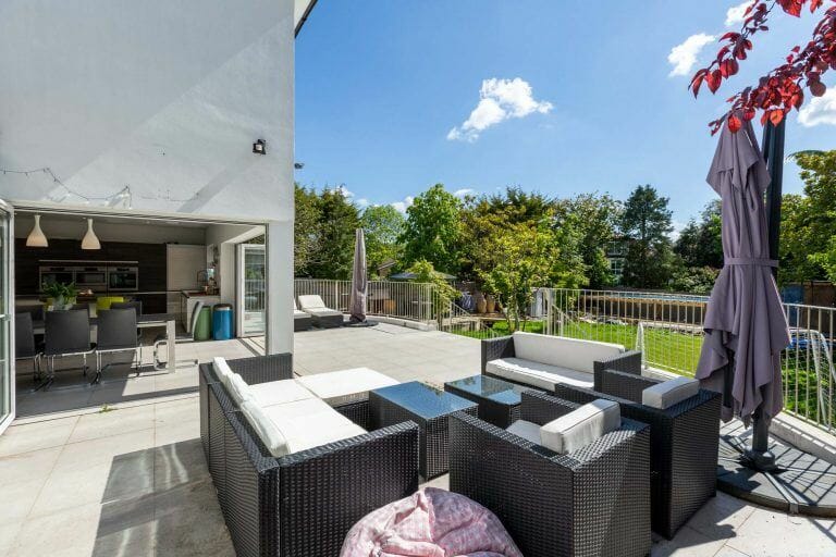 Modern Spacious House image 12