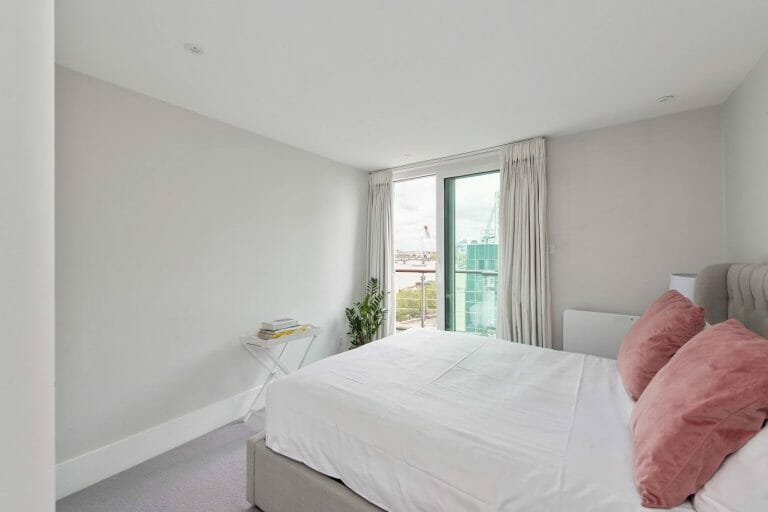 Penthouse with Thames views image 33