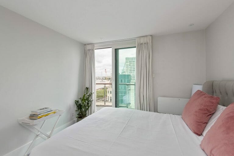 Penthouse with Thames views image 34
