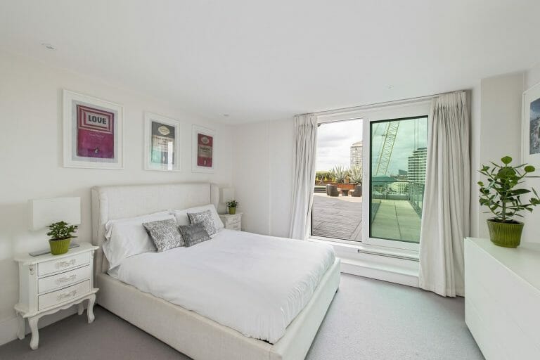 Penthouse with Thames views image 37