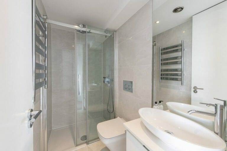 Penthouse with Thames views image 38