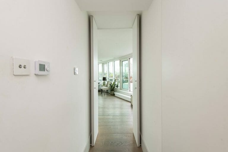 Penthouse with Thames views image 12