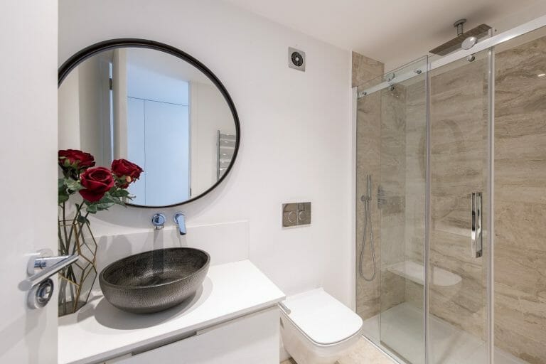 Penthouse with Thames views image 24