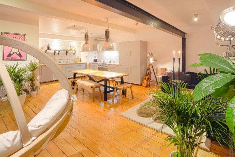 Modern East London Flat image 3