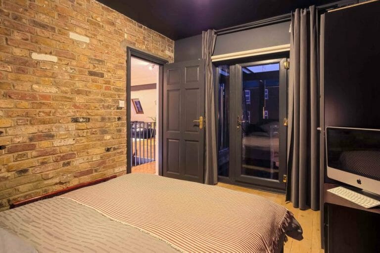 Modern East London Flat image 12