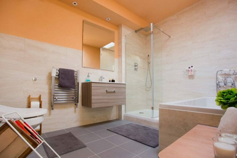 Modern East London Flat image 13