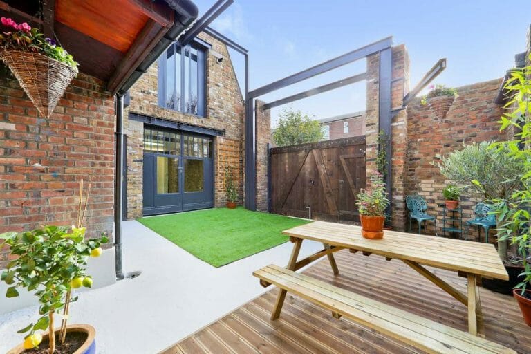 Modern East London Flat image 15