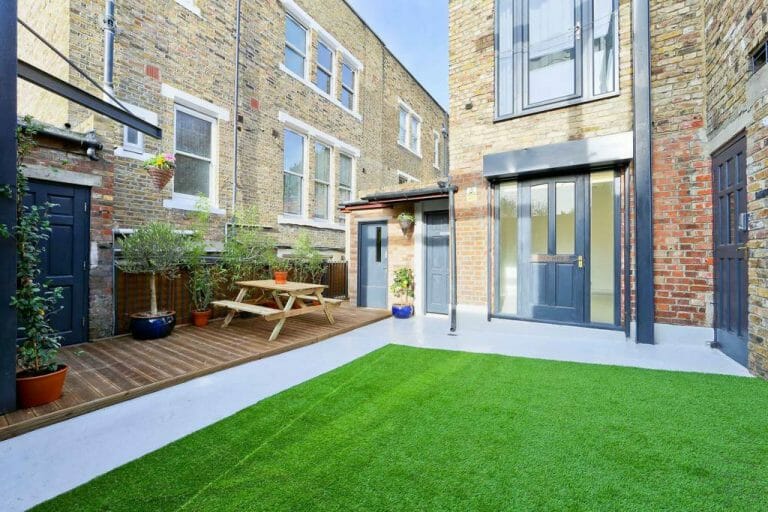 Modern East London Flat image 16