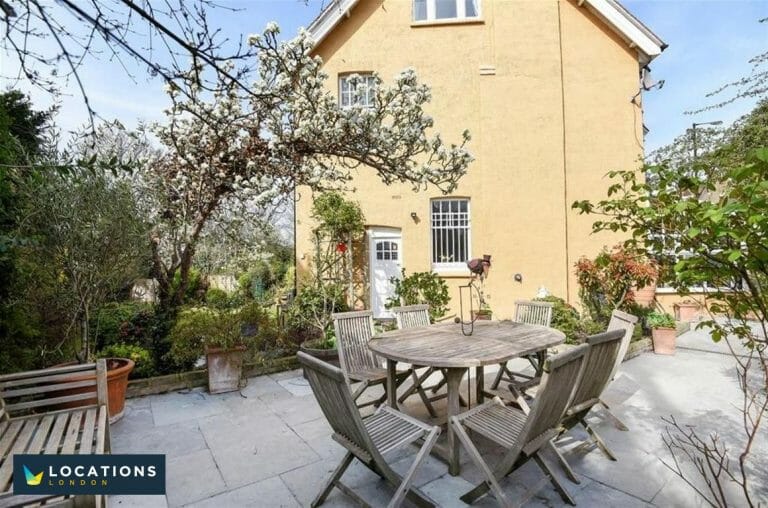 Renovated Period Townhouse with two kitchens image 28