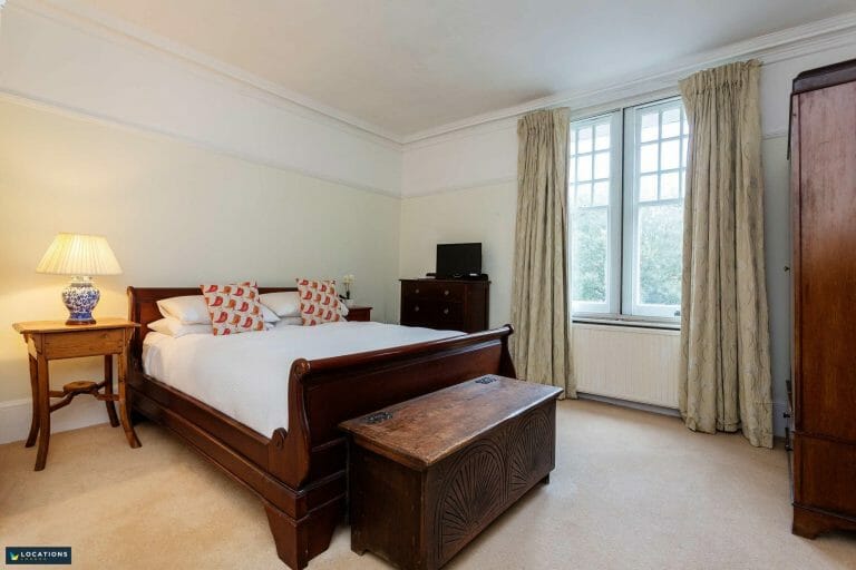 Renovated Period Townhouse with two kitchens image 17