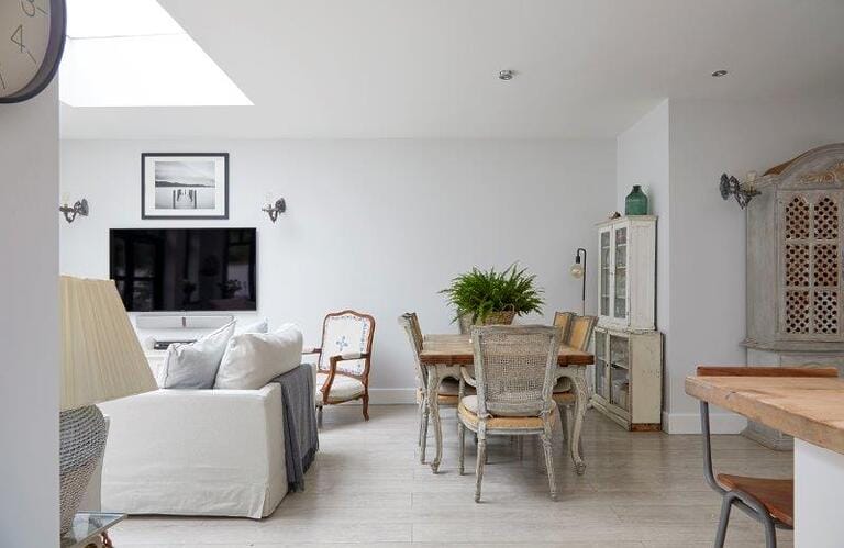 5 Bedroom Modern House image 2
