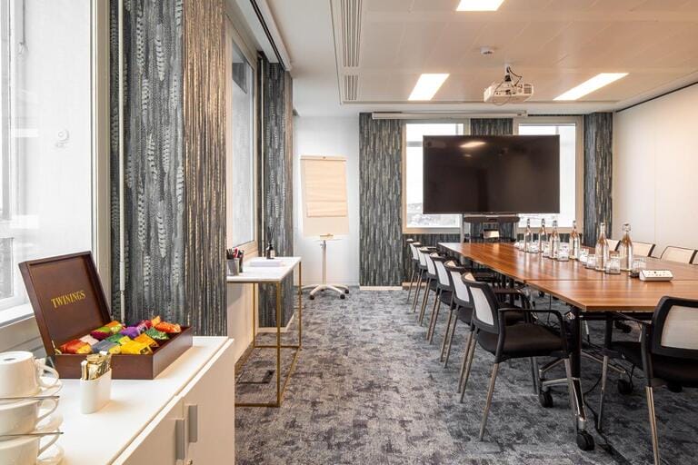Newly Refurbished Office image 18