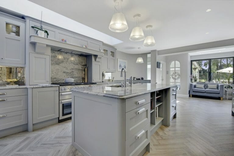 6 Bedroom Home image 2