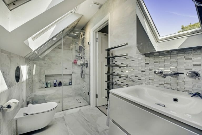 6 Bedroom Home image 15