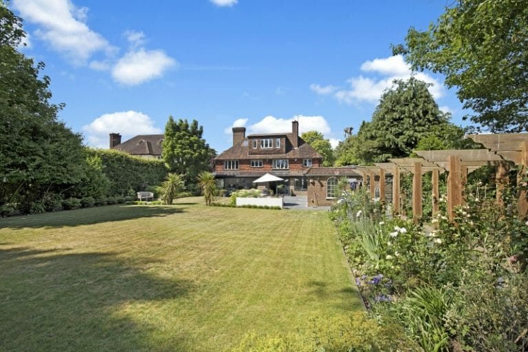 6 Bedroom Home image 34