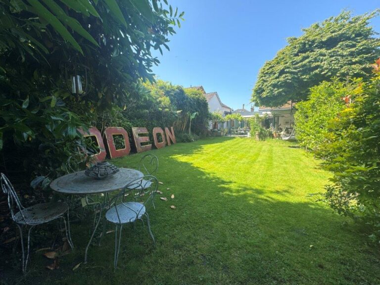 Large Family Home in Kingston image 43