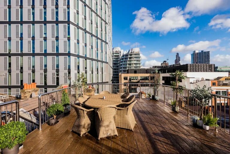 Loft Apartment in Shoreditch image 11