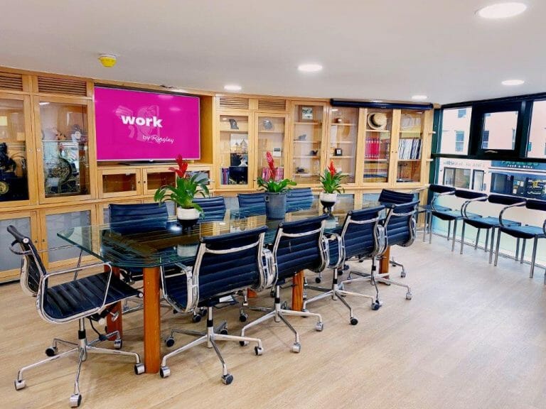 Modern Office Space image 4