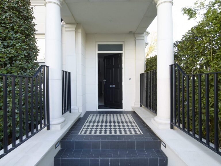 Luxurious Modern Town House image 2