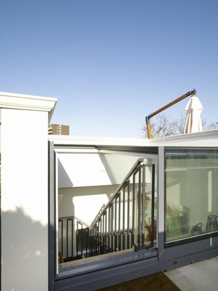 Luxurious Modern Town House image 11