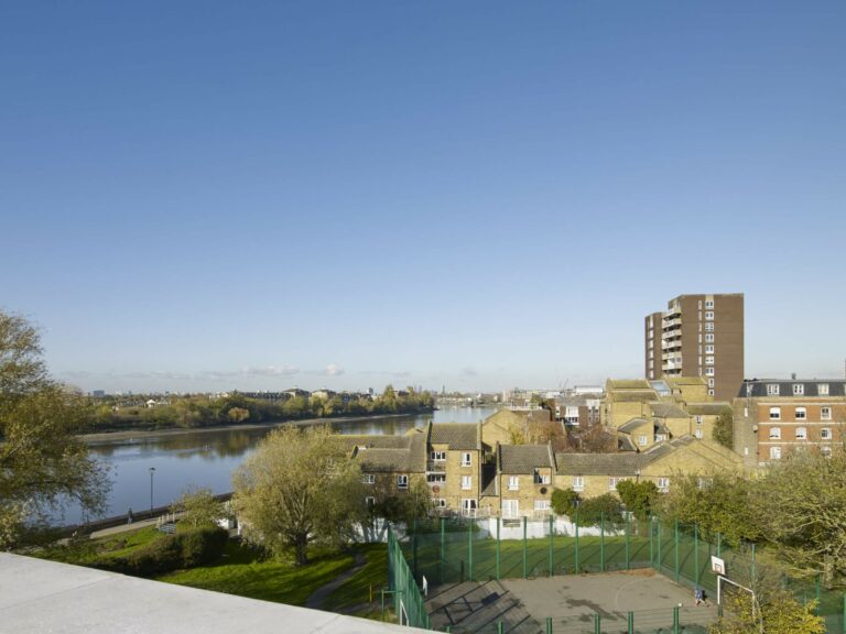 Luxurious Modern Town House image 15