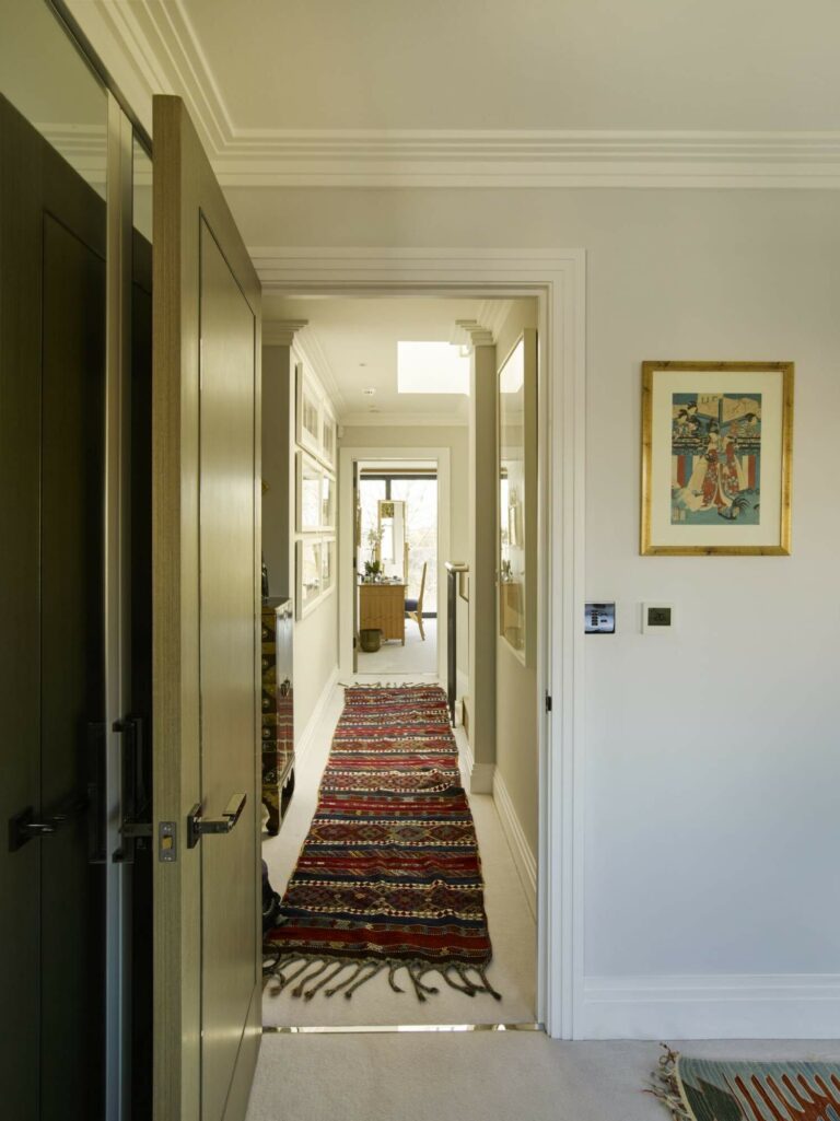 Luxurious Modern Town House image 18
