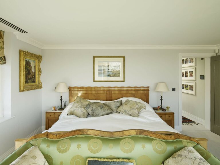 Luxurious Modern Town House image 23