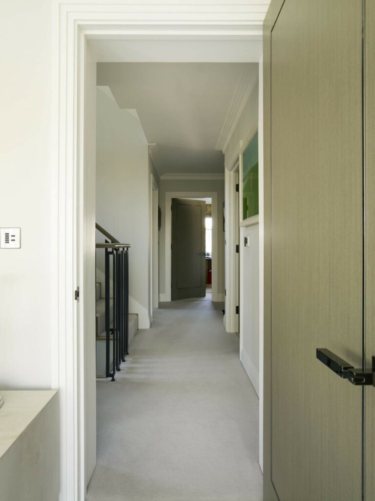 Luxurious Modern Town House image 28