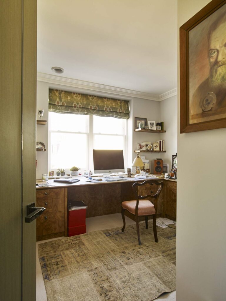 Luxurious Modern Town House image 31