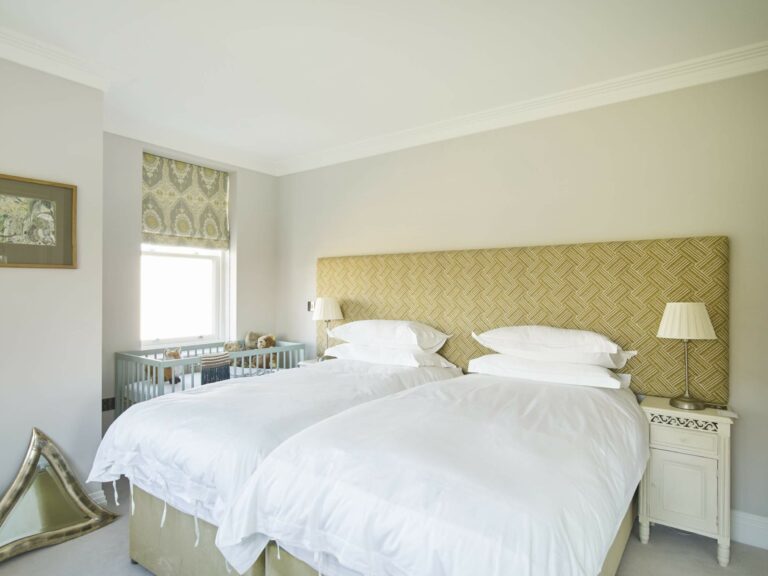 Luxurious Modern Town House image 32