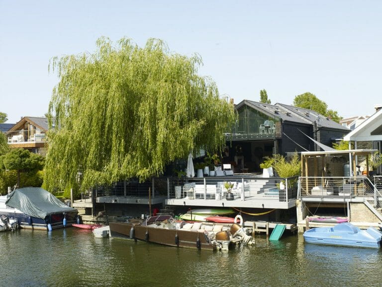 Stylish Riverfront Home image 6