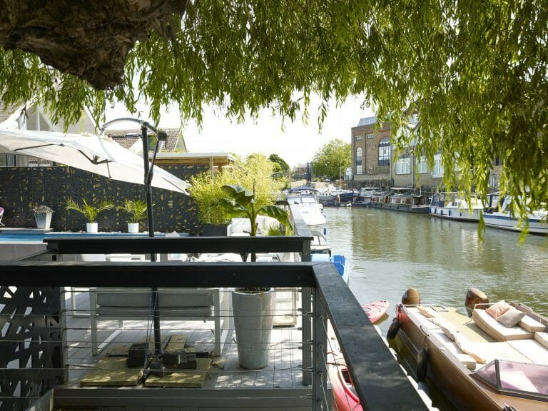 Stylish Riverfront Home image 19