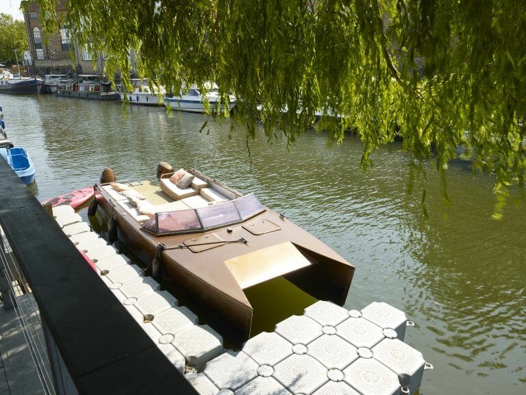 Stylish Riverfront Home image 20