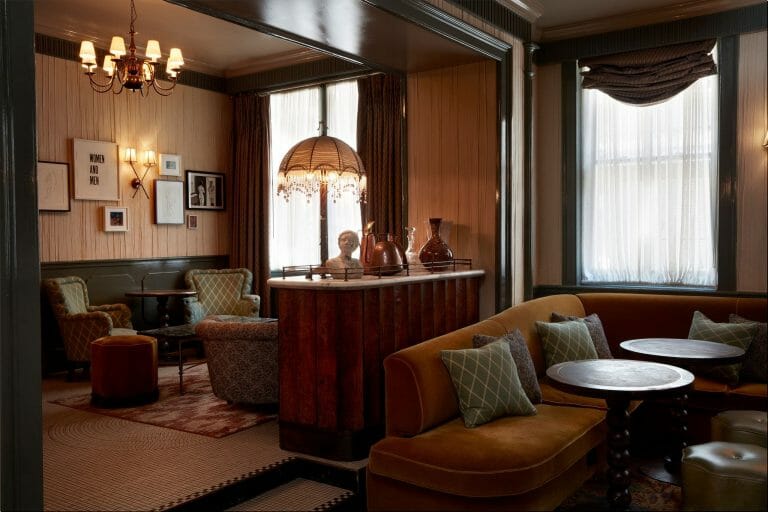 Champagne Bar and Hotel Suite image 3