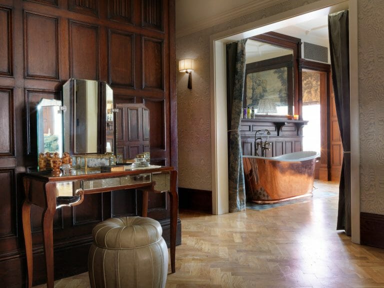 Champagne Bar and Hotel Suite image 4