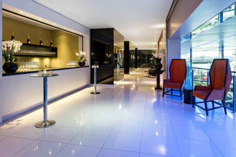 Hotel in Canary Wharf image 2