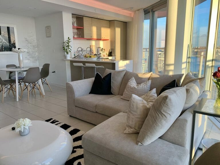 Luxurious Apartment with River Views image 7