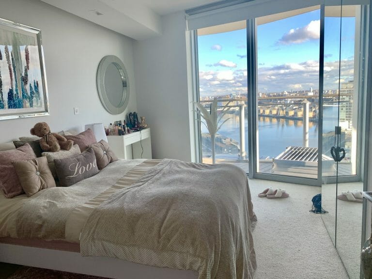 Luxurious Apartment with River Views image 9