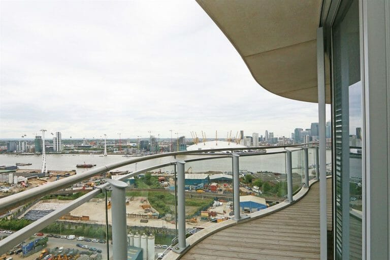 Luxurious Apartment with River Views image 2
