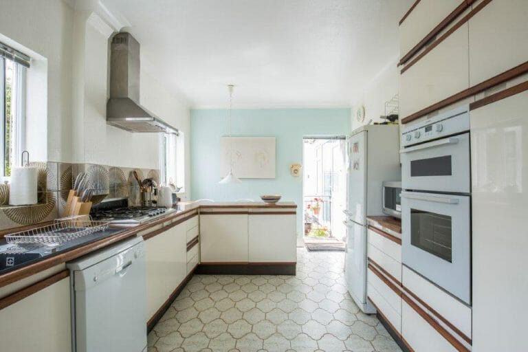 R881- Detached Home image 3