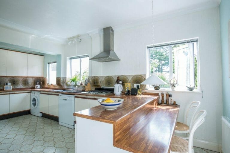 R881- Detached Home image 2