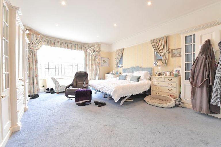 Mill Hill Family Home image 27