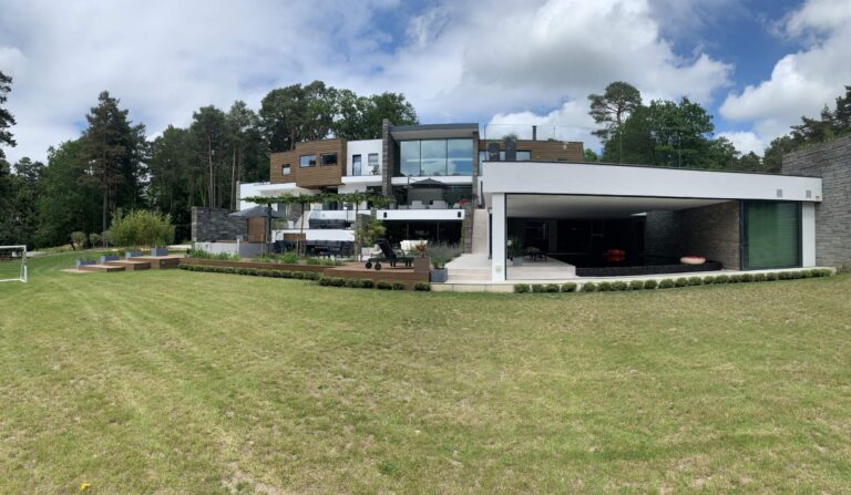 Surrey Hills Modern Home with Poolhouse image 4
